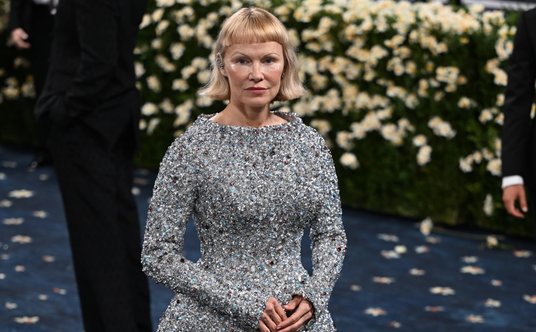 MET Gala 2025: Pamela Anderson w sukni Tory Burch.