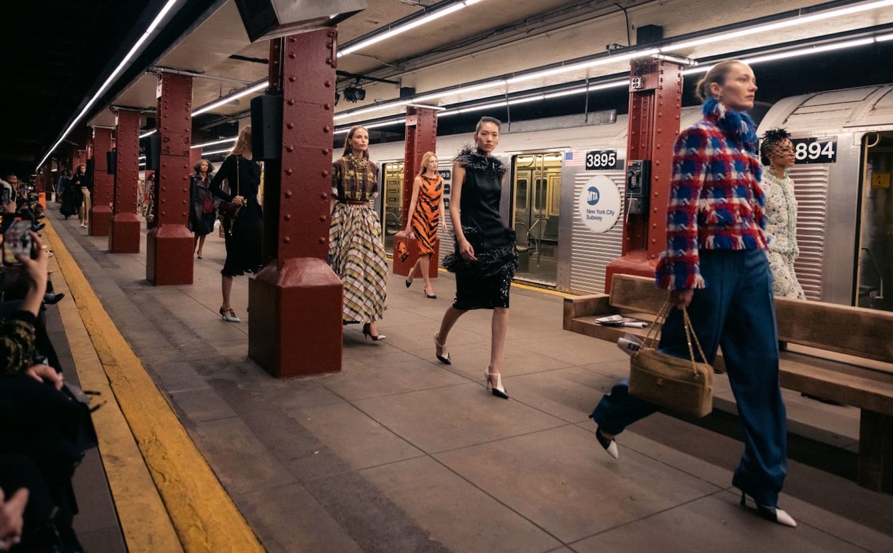 Wielka moda w Nowym Jorku. Pokaz domu mody Chanel na stacji metra
