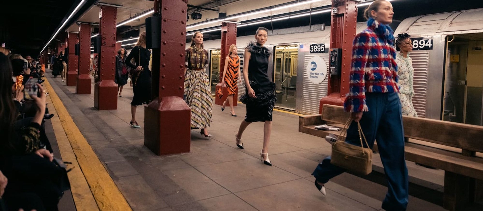 Wielka moda w Nowym Jorku. Pokaz domu mody Chanel na stacji metra