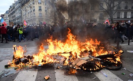 Francja bliżej reformy emerytalnej. I tonie w śmieciach przez strajki