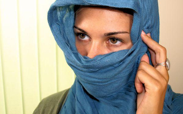 Wymaganie od pracownika zdjęcia chusty islamskiej stanowi dyskryminację