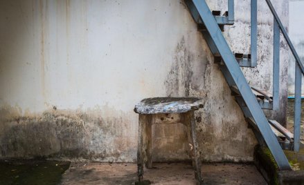 Wspólnota mieszkaniowa: ochrona praw nabytych, a cofnięcie zgody na budowę schodów