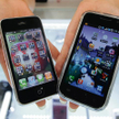 Znajdź dziesięć różnic..:?iPhone 3G Apple’a (po lewej) i Galaxy S Samsunga