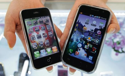 Znajdź dziesięć różnic..:?iPhone 3G Apple’a (po lewej) i Galaxy S Samsunga