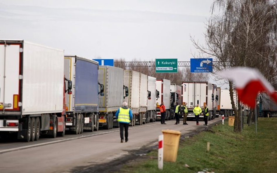 Przed granicą z Białorusią rośnie kolejka białoruskich i rosyjskich tirów wracających do swoich kraj