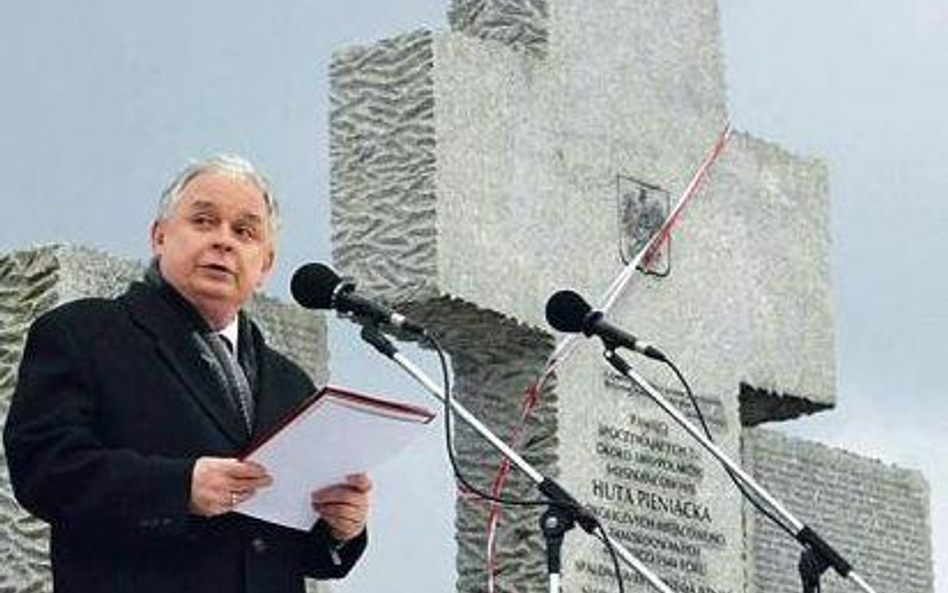 Lech Kaczyński przy krzyżu upamiętniającym pomordowanych w Hucie Pieniackiej za zbrodnię obwinił dwa