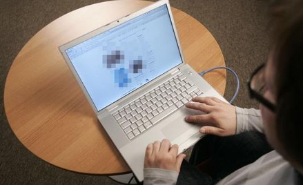 Czy można czerpać zyski z pomówień w sieci