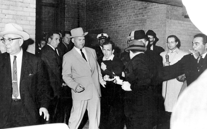 Lee H. Oswald (w środku), domniemany zabójca prezydenta Johna F. Kennedy'ego, został śmiertelnie pos