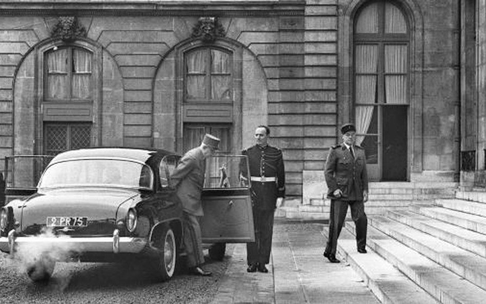 Prezydent Charles de Gaulle przed Pałacem Elizejskim (1963 r.)