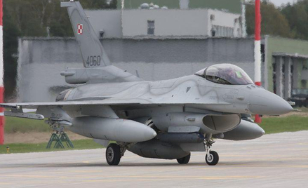 F-16 na lotnisku w Lasku