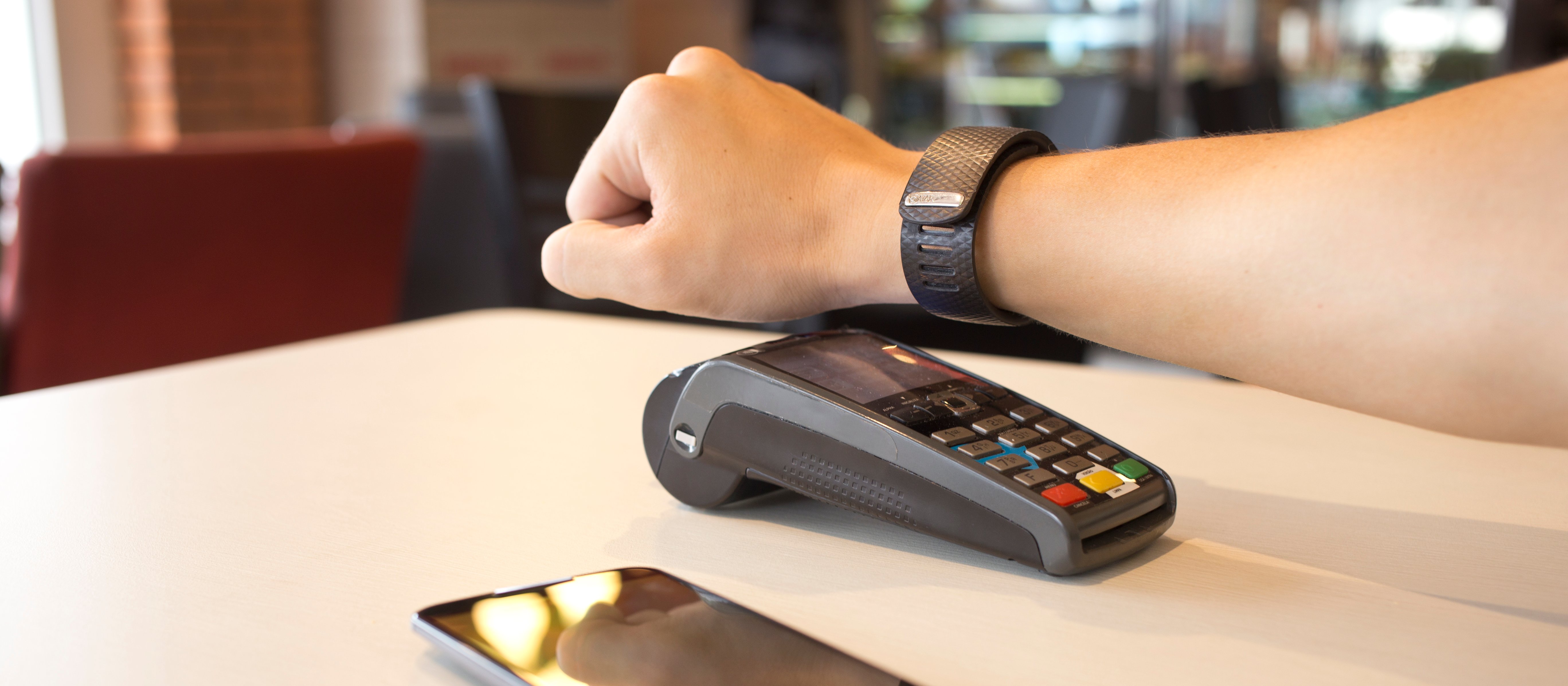 Plastikowe karty odchodzą do lamusa? Polacy coraz częściej płacą zegarkiem i pierścieniem