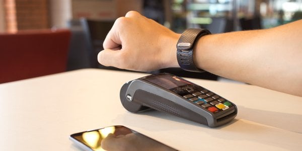 Plastikowe karty odchodzą do lamusa? Polacy coraz częściej płacą zegarkiem i pierścieniem