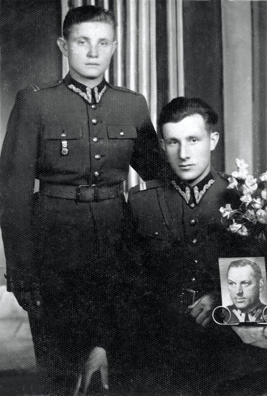 Żołnierze KBW sfotografowani z portretem marszałka Konstantego Rokossowskiego. Szczecin, lata 50. XX