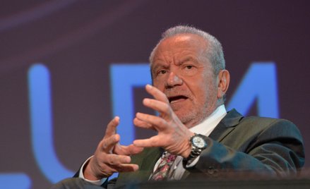 Alan Sugar w roku 1968 założył firmę Amstrad, w latach 80. przejął innego brytyjskiego producenta ko