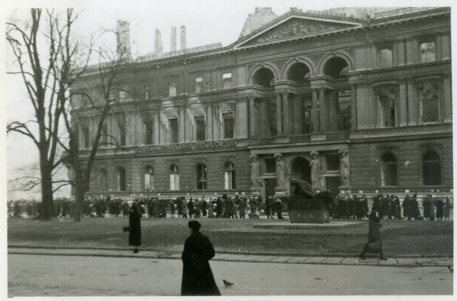 Pożar z marca 1939 roku rozpoczął upadek pałacu; po kilku miesiącach, we wrześniu, spłonął ponownie 