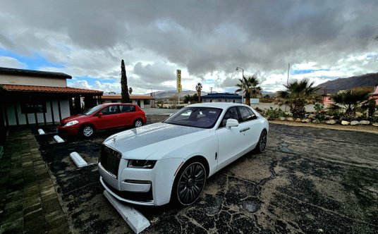 Postój w Twentynine Palms położone w pobliżu Parku Narodowego Joshua Tree na pustyni Mojave w połowi