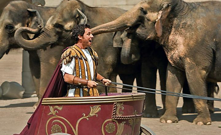 Skeeter (Adam Sandler) wciela się w bohatera bajek, w których rekompensuje sobie życiowe niepowodzen