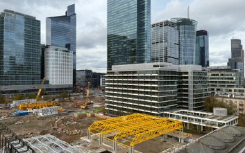 Bezpośrednio obok obiektu położony jest pawilon Domu Słowa Polskiego oraz teren pod przyszły park