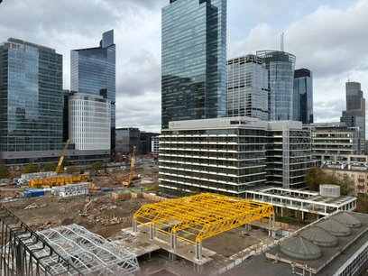 Bezpośrednio obok obiektu położony jest pawilon Domu Słowa Polskiego oraz teren pod przyszły park