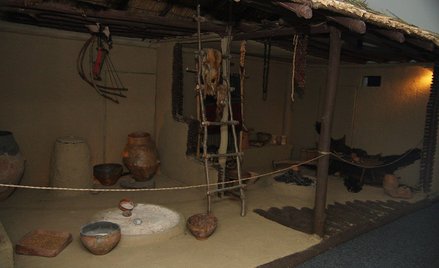 Rekonstrukcja pomieszczenia kultury Cucuteni w Muzeum Historii i Archeologii w Piatra Neamt w Rumuni