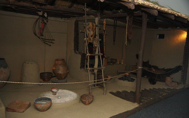Rekonstrukcja pomieszczenia kultury Cucuteni w Muzeum Historii i Archeologii w Piatra Neamt w Rumuni
