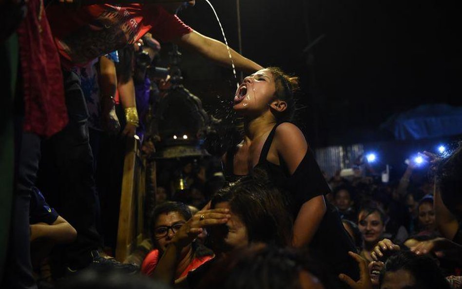 Wolontariusze ze służb porządkowych torują drogę kolumnie drewnianych wozów. Zdarzało się wcześniej,