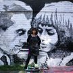 Olga Wolniak na tle muralu z Kaliną Jędrusik i Andrzejem Łapickim