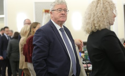 Minister rolnictwa i rozwoju wsi Czesław Siekierski (C) podczas posiedzenia rządu