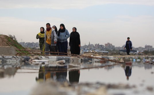 Palestyńczycy w Al-Mughraqa w centralnej części Strefy Gazy. Przesiedleńcy przemieszczają się w kier