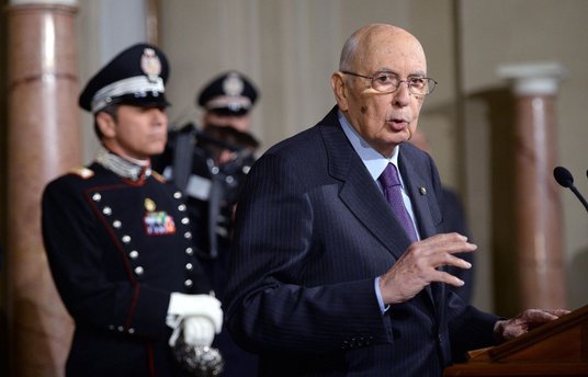 Prezydent Włoch Giorgio Napolitano wygłaszający przemówienie po spotkaniu z nowomianowanym premierem