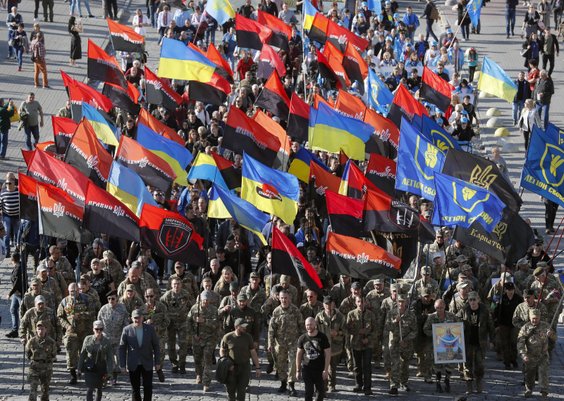 Kijów, marsz ukraińskich nacjonalistów w rocznicę powstania Ukraińskiej Powstańczej Armii (UPA)