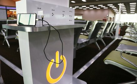 Uważaj, gdzie ładujesz telefon w czasie urlopu. Publiczne USB może zaszkodzić