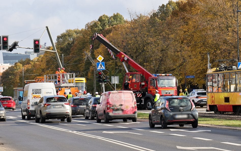 Miejsce uszkodzenia trakcji tramwajowej u zbiegu ulic Broniewskiego i Krasińskiego