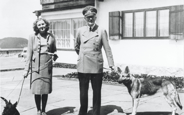 Ewa Braun ze swoim szkockim terierem Negusem (lub Stasi) oraz Adolf Hitler z suczką Blondi w Berghof