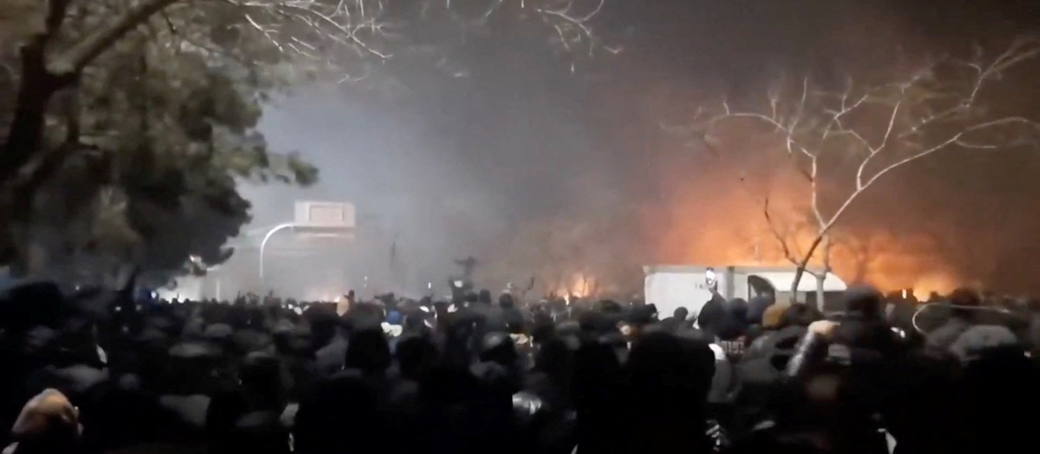 W Iranie rośnie liczba zabitych, władze ostrzegają USA, ale szukają dróg ucieczki