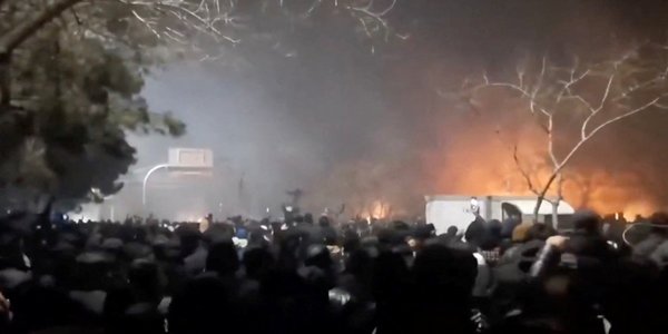 W Iranie rośnie liczba zabitych, władze ostrzegają USA, ale szukają dróg ucieczki