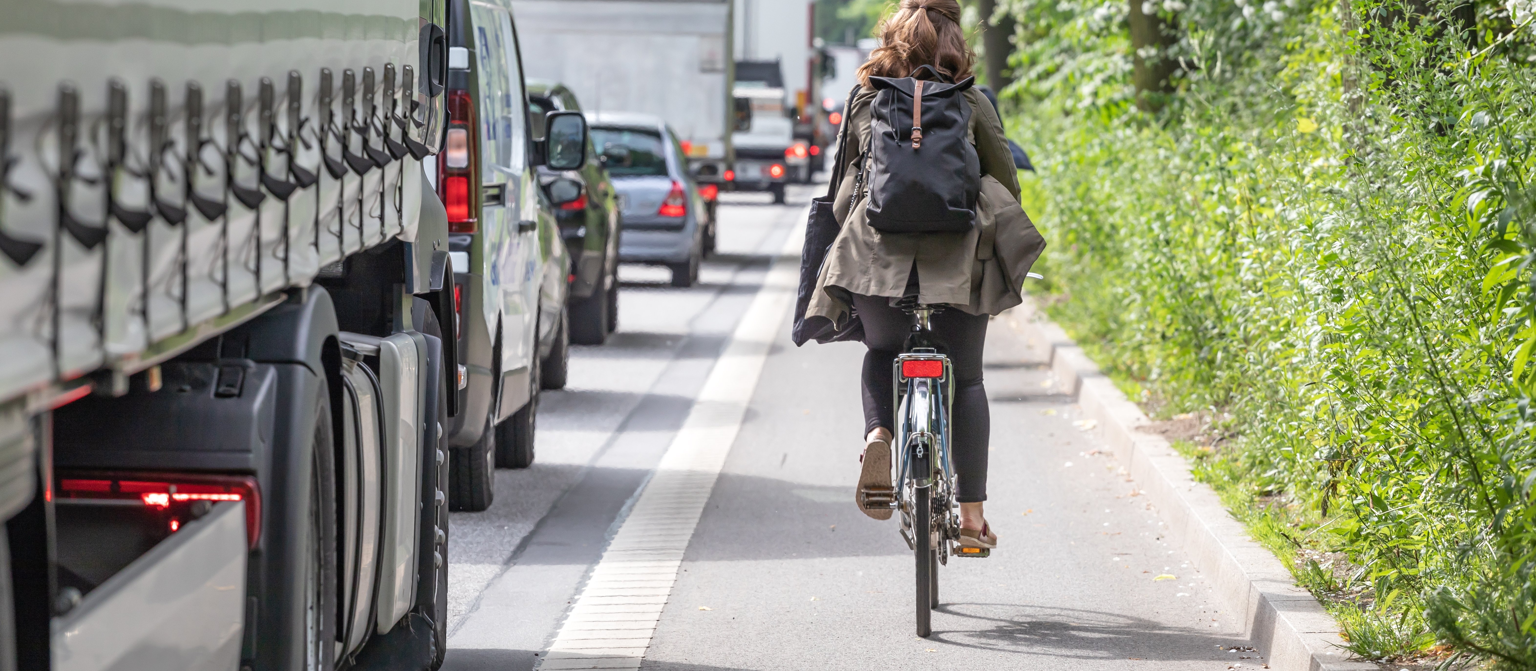 Czy można wyprzedzać rowerzystę na podwójnej ciągłej? Są dwa warunki