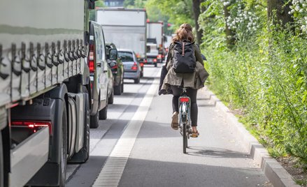 Czy można wyprzedzać rowerzystę na podwójnej ciągłej? Są dwa warunki