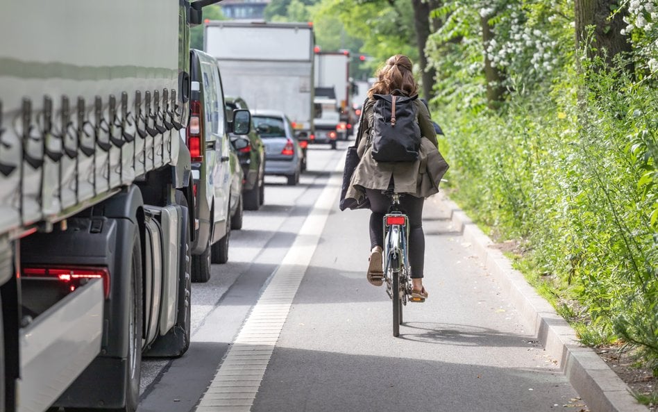 Czy można wyprzedzać rowerzystę na podwójnej ciągłej? Są dwa warunki