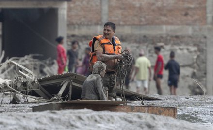 Wzrosła liczba ofiar śmiertelnych i zaginionych w wyniku powodzi błyskawicznej na pograniczu Nepalu 