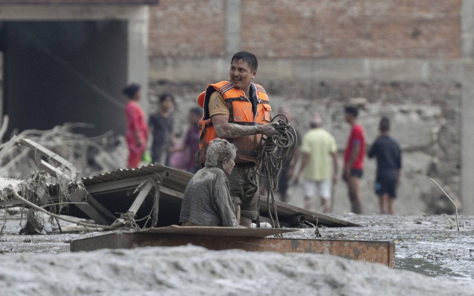Wzrosła liczba ofiar śmiertelnych i zaginionych w wyniku powodzi błyskawicznej na pograniczu Nepalu 