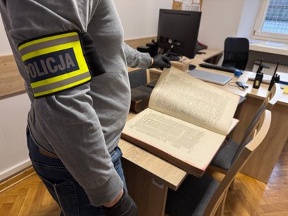 Aukcja odzyskanych książek została zauważona przez pracownika Stowarzyszenia Żydowskiego Instytutu H