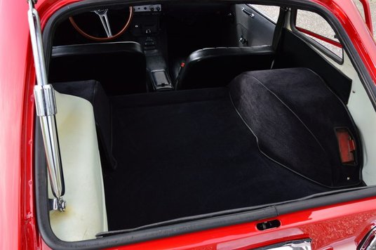 Honda S800 była dostępna zarówno jako coupé (na zdjęciu), jak i kabriolet...