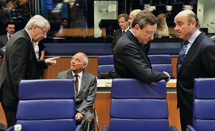 Przed rozpoczęciem spotkania Eurogrupy: Jean-Claude Juncker, Wolfgang Schäuble, Mario Draghi i Luis 