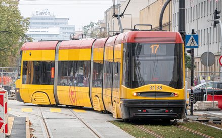 „17” przejeżdża przez tymczasowo oznakowane przejście dla pieszych na Rakowieckiej