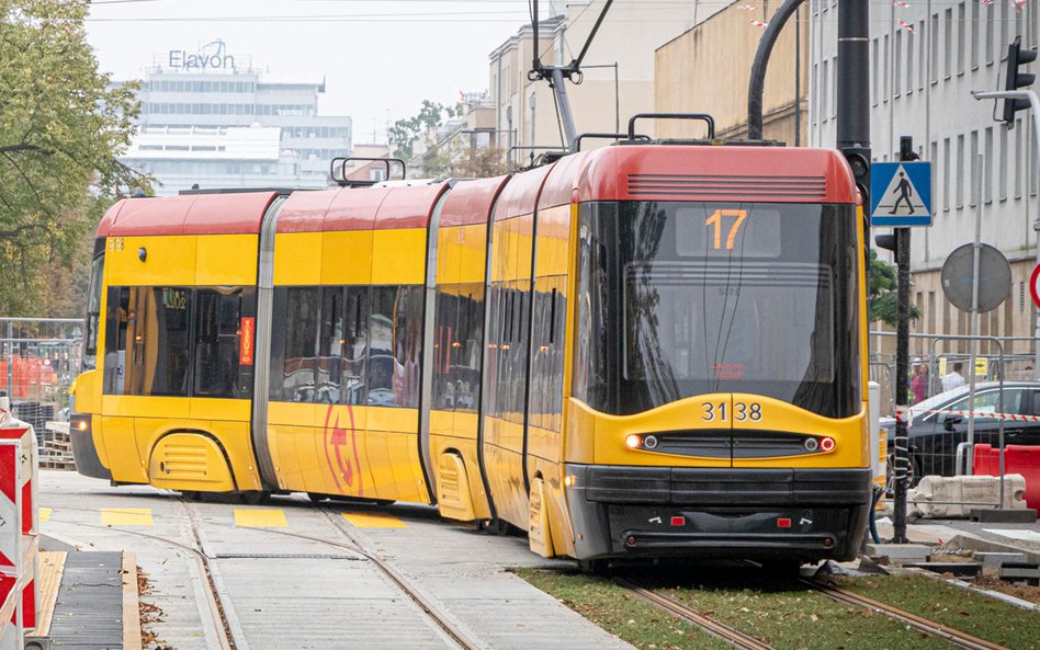 „17” przejeżdża przez tymczasowo oznakowane przejście dla pieszych na Rakowieckiej