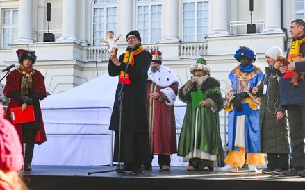 Uroczystości rozpoczęły się o godzinie 11:45 na Krakowskim Przedmieściu.