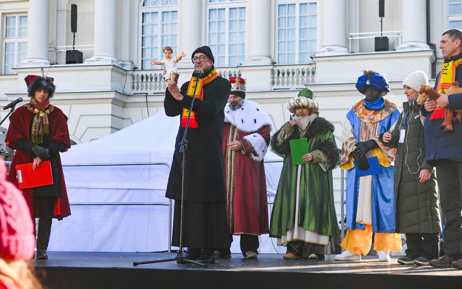 Uroczystości rozpoczęły się o godzinie 11:45 na Krakowskim Przedmieściu.