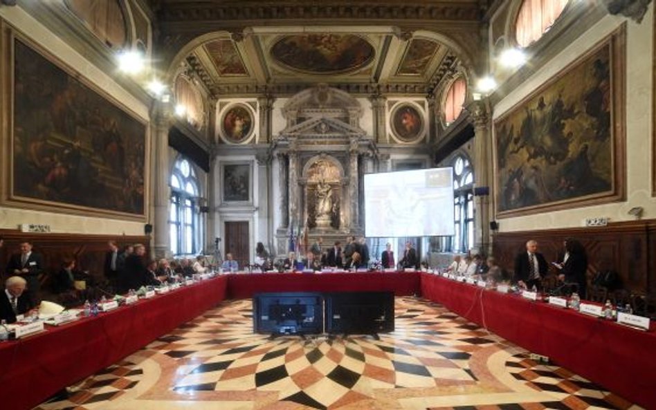 Obrady Komisji Weneckiej w Scuola Grande di San Giovanni Evangelista.