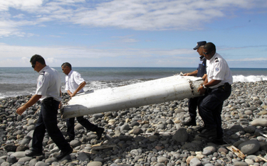 Kawałki niezidentyfikowanego samolotu, które morze wyrzuciło na brzeg w Saint-Andre de la Reunion na